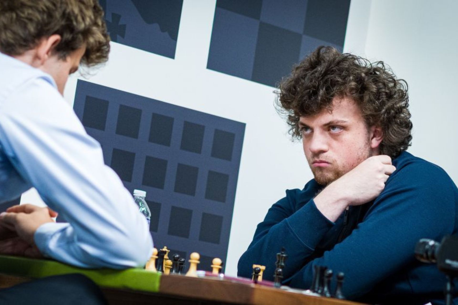Chess: Magnus Carlsen wins online and will face the new generation